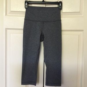 Preowned Womens Lululemon Capri leggings size 4 in grey
